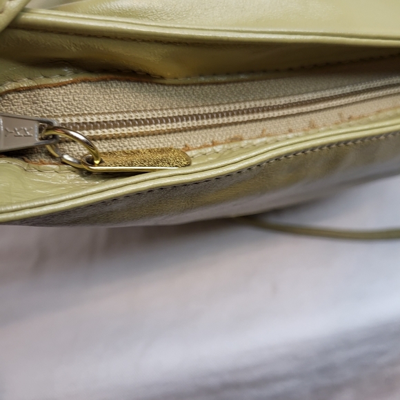 Vintage small green+gold crossbody bucket bag, zipper closure velvety interior. - Picture 11 of 16